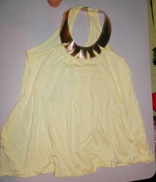 blusa colar dourado